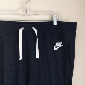 Woman’s Nike Black Jogger Cropped Sweat Pants  1X